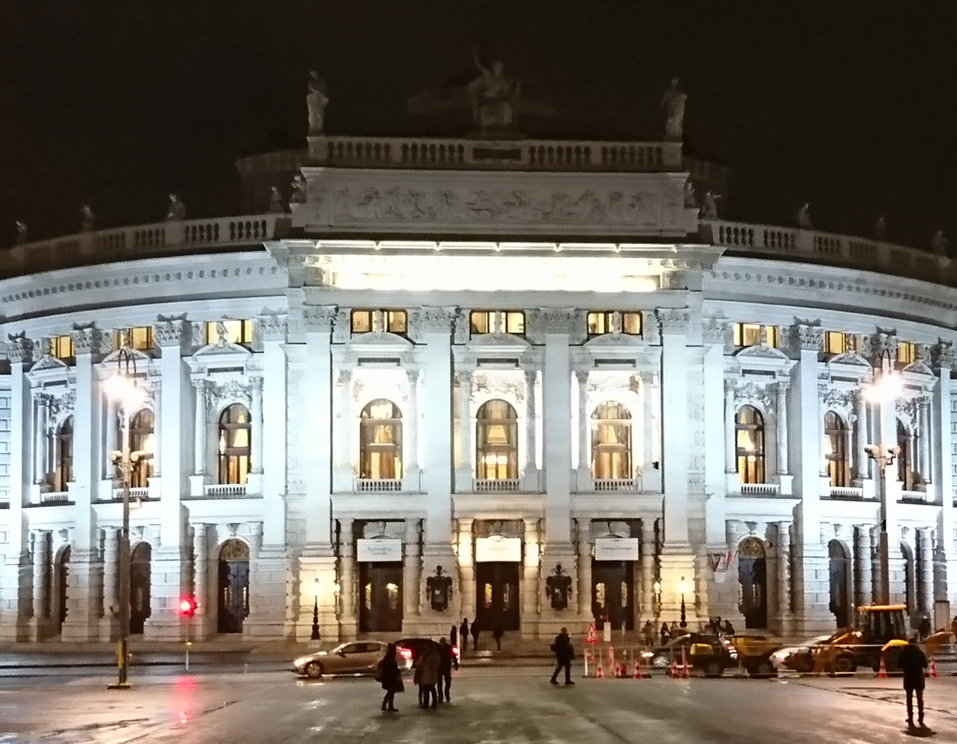 Bericht über das Burgtheater Wien Außenansicht bei Nacht - www.wien-erleben.com