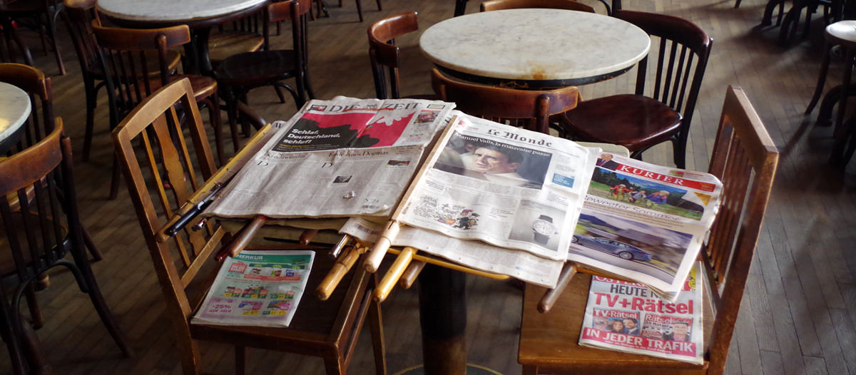 Zeitungen im Café Hawelka - www.wien-erleben.com