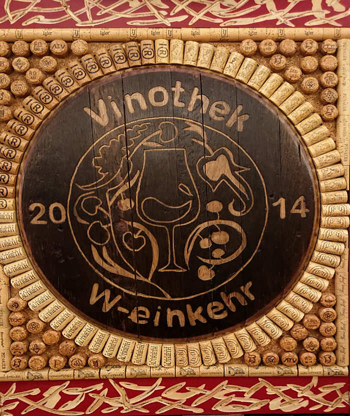 W-Einkehr Vinothek - Detail Kühlschrankverkleidung - www.wien-erleben.com