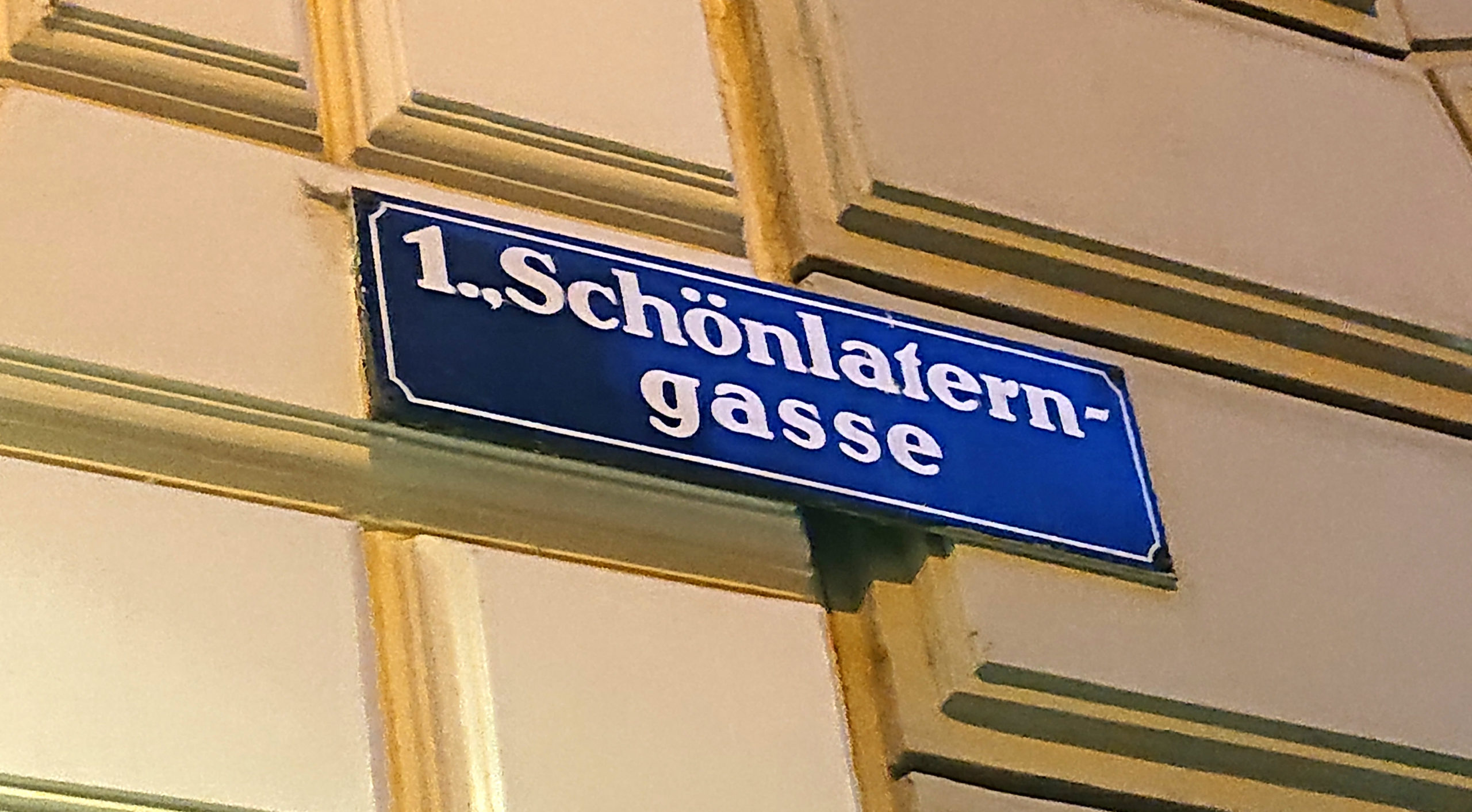 W-Einkehr Vinothek - Straßenschild Schönlaterngasse im 1. Wiener Gemeidebezirk- www.wien-erleben.com