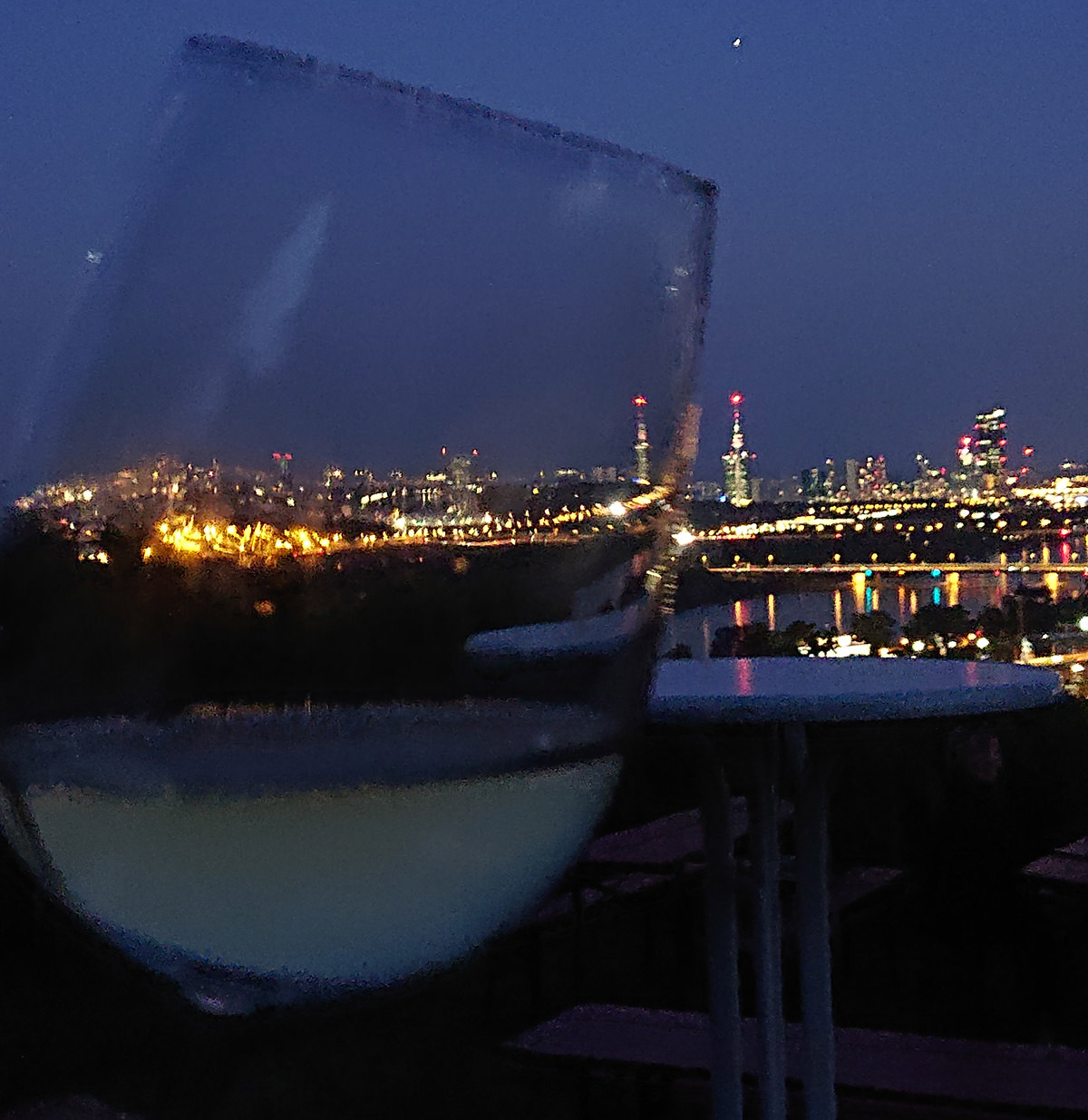 Beim Heurigen im Buschenschank am Nussberg - perfekter Ausblick mit einem Glas Wein über das nächtliche Wien - www.wien-erleben.com