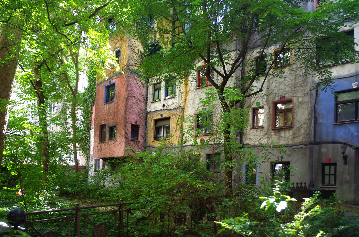 Hundertwasserhaus bzw. Hundertwasser- KrawinaHaus - Ansicht Innenhof - www.wien-erleben.com