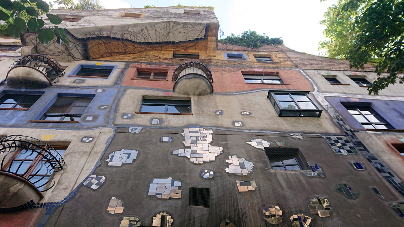 Hundertwasserhaus bzw. Hundertwasser- KrawinaHaus - Blick auf die Fassade - www.wien-erleben.com