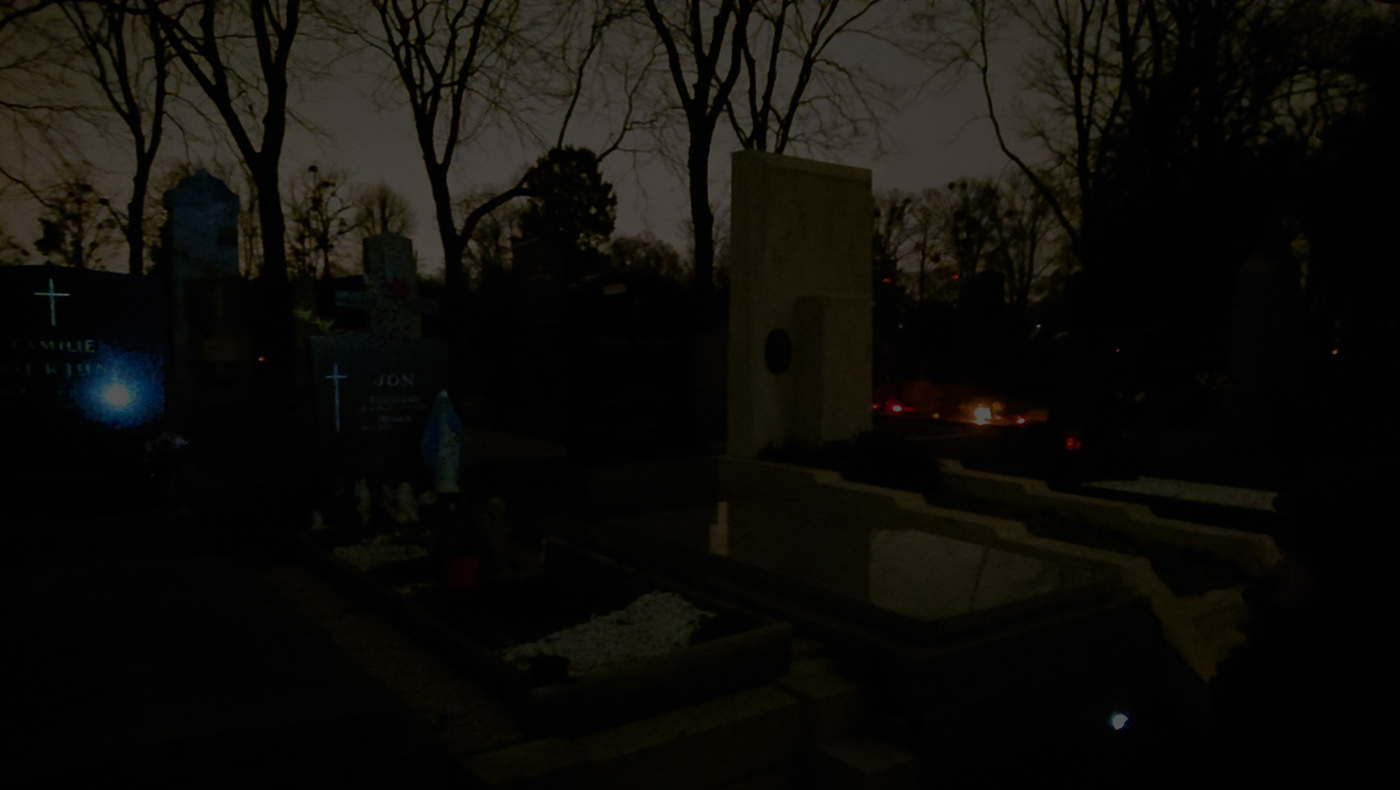 Der Zentralfriedhof bei Nacht Führung - die Gräber wirken in der Dunkelheit mystisch - www.wien-erleben.com