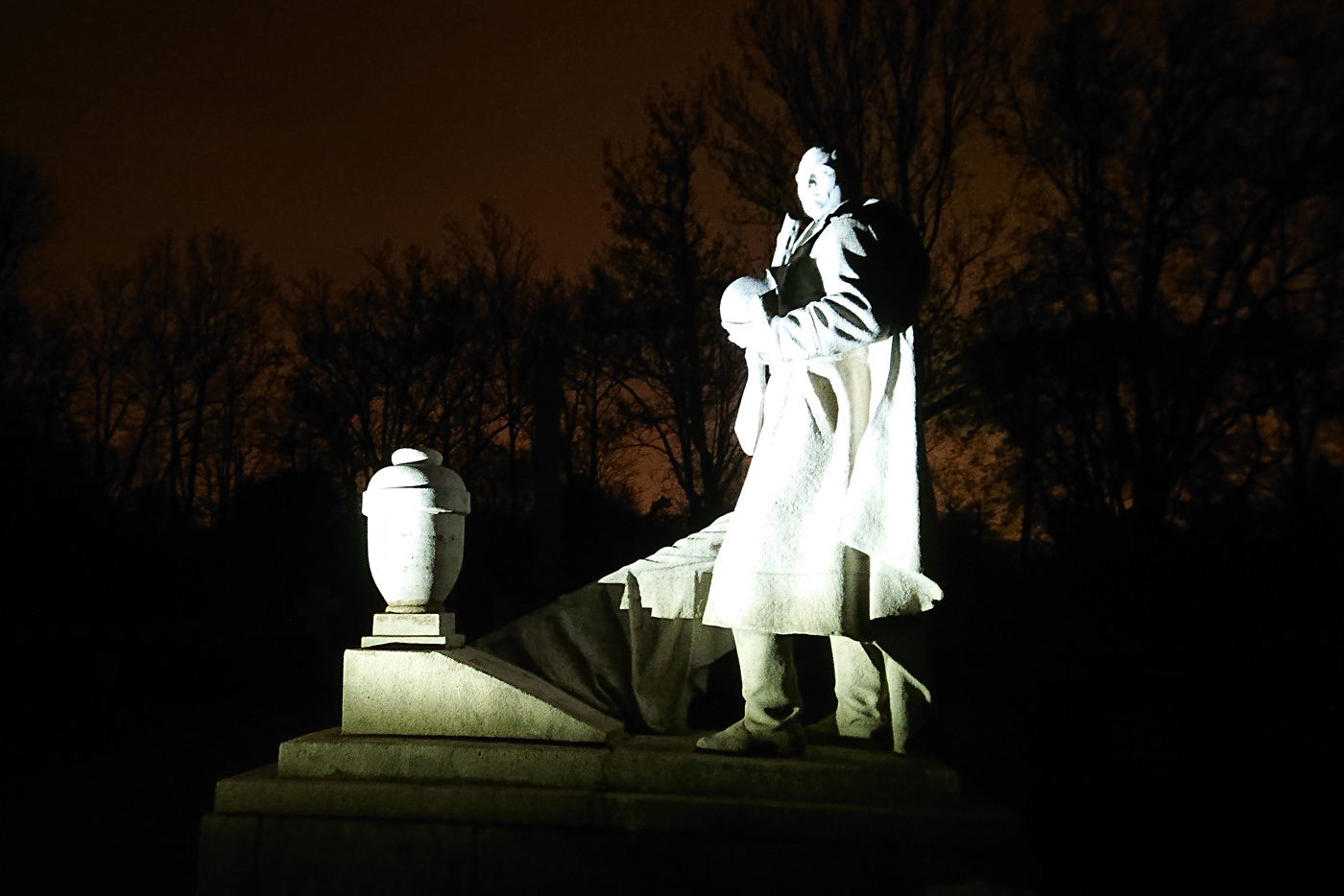 Der Zentralfriedhof bei Nacht Führung - bei den Kriegsgräbern - www.wien-erleben.com