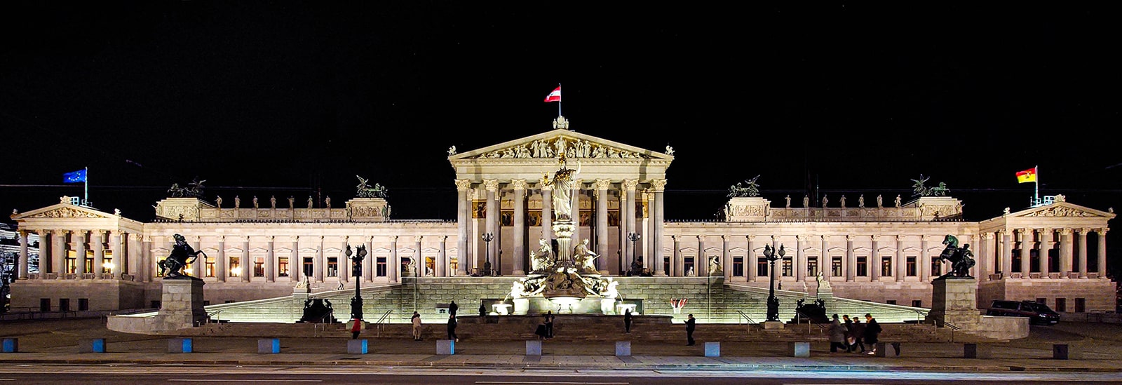 Parlament Wien - Gesamtansicht bei Nacht - www.wien-erleben.com