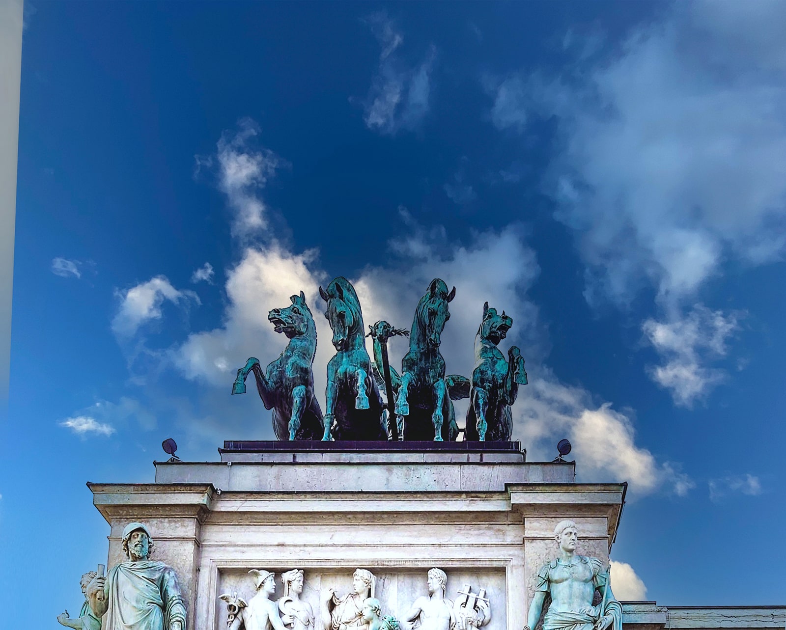 Parlament Wien - Pferdefiguren auf dem Dach - www.wien-erleben.com