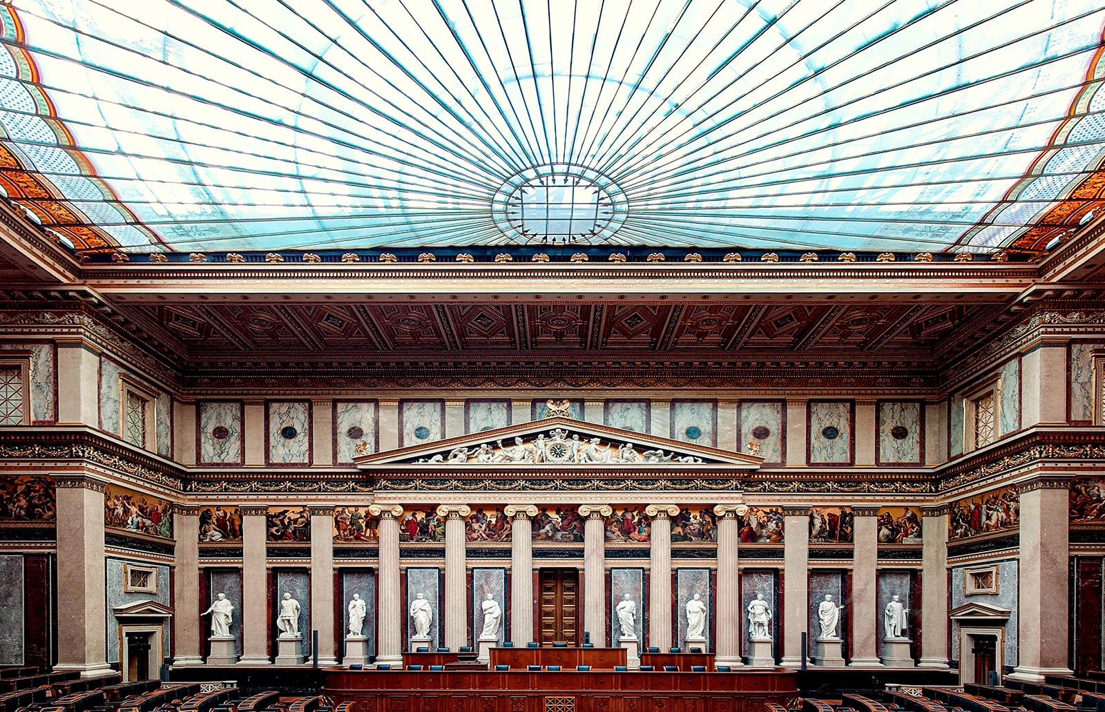 Parlament Wien - Saal der Bundesversammlung mit Decke - www.wien-erleben.com