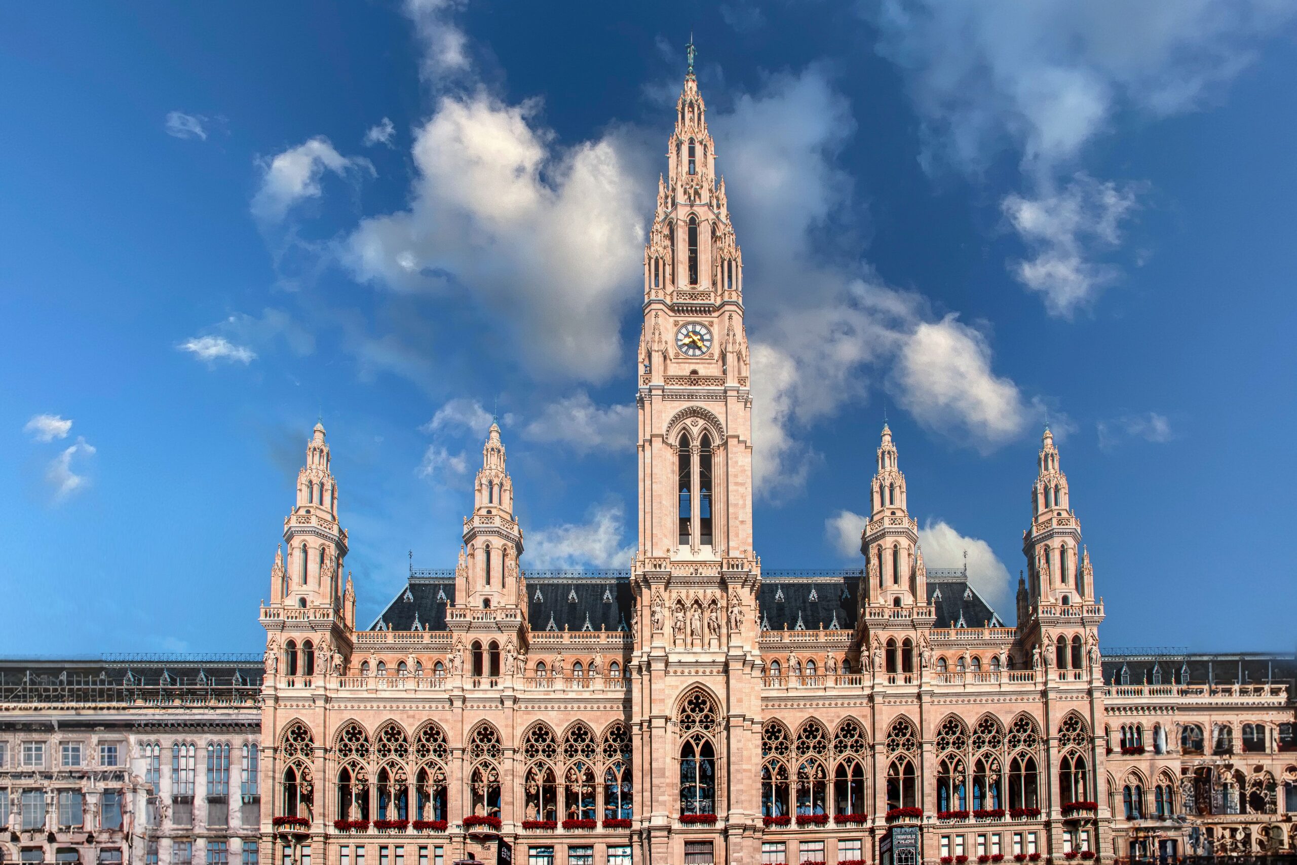 Rathaus Wien - die gealtige Fassade im neugotischen Stil - www.wien-erleben.com
