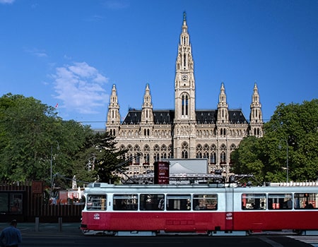 Bericht über das Rathaus Wien - Fassade hin zur Ringstraße mit vorbeifahrender Bim - www.wien-erleben.com