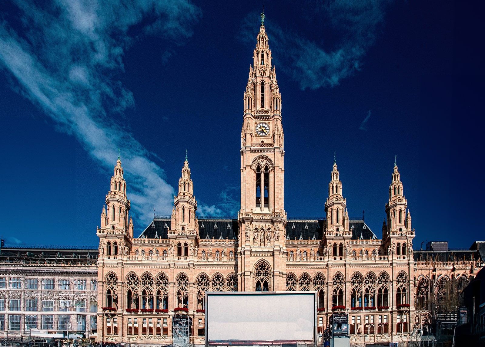 Rathaus Wien - die Fassade mit Leinwand des Filmfestivals - www.wien-erleben.com