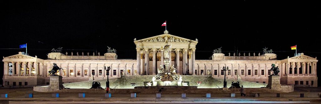 wien-erleben.com zeigt ihnen alles was sie in Wien / Vienna sehen müssen - hier das Parlament bei Nacht