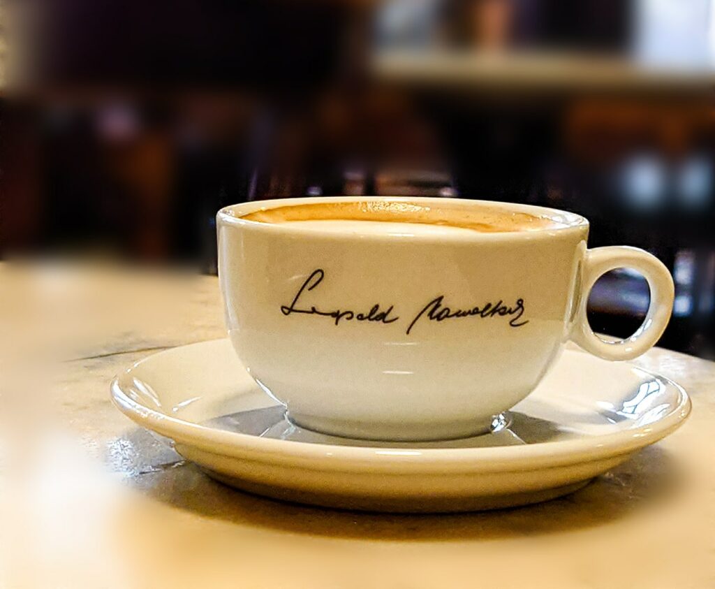 Bei wien-erleben.com erfahren Sie wissenswertes über die Wiener Kaffeekultur - hier das bekannte Cafe Hawelka