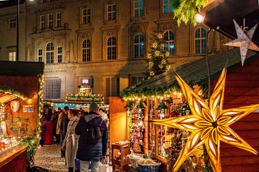 Altwiener Weihnachtsmarkt auf der Freyung Vienna - Stern mit Markthütten - www.wien-erleben.com
