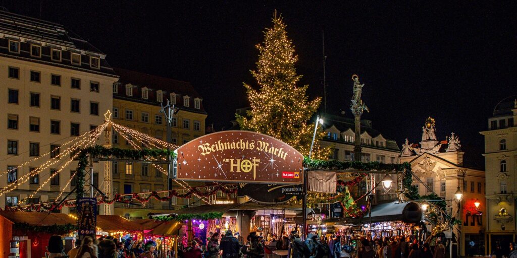 Weihnachtsmarkt Am Hof Vienna - Eingang mit Christbaum - www.wien-erleben.com
