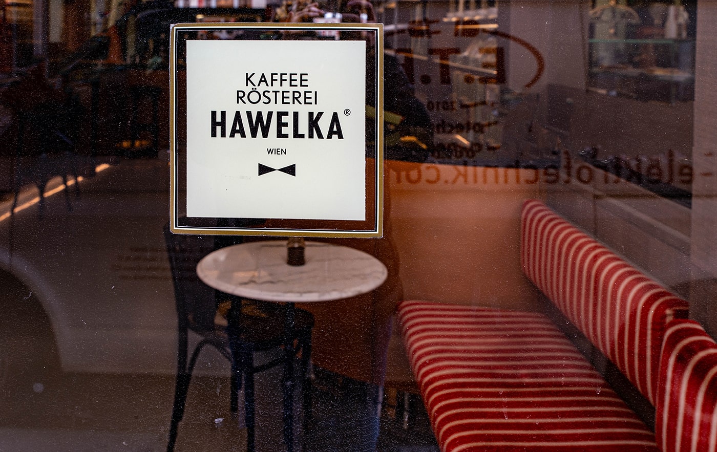 Kaffeetasting Wiener Melange im Rösterei-Shop Hawelka - Schaufensteransicht - www.wien-erleben.com