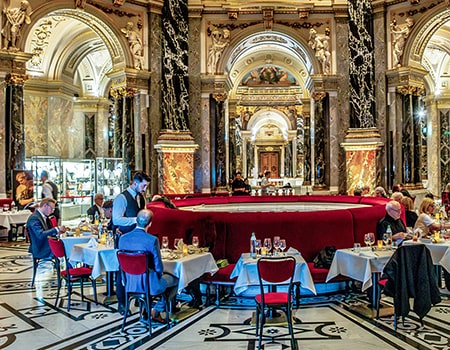 Bericht über das Dinner im Kunsthistorischen Museum - das Cafe ist festlich gedeckt für das Dinner - www.wien-erleben.com