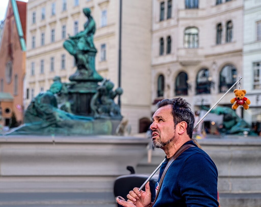 Tour "Schreckliche Verbrechen in Wien" Guide Andreas vor dem Donnerbrunnen - www.wien-erleben