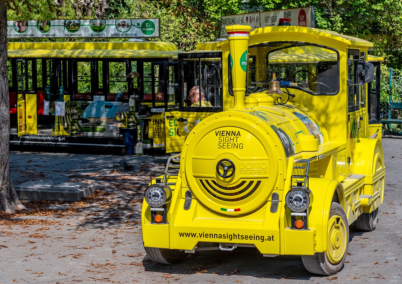 Tiergarten Schönbrunn Wien - im Zoo gibt es auch eine Bimmelbahn - www.wien-erleben.com