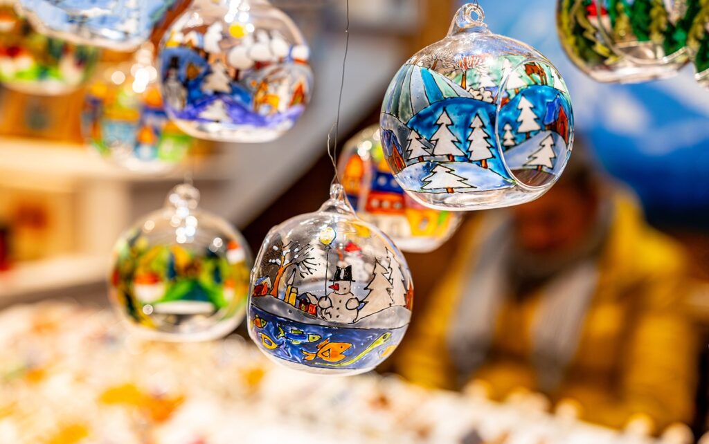 Art Advent Kunsthandwerker-Weihnachtsmarkt am Karlsplatz - schöne Christbaumkugeln aus Glas - www.wien-erleben.com