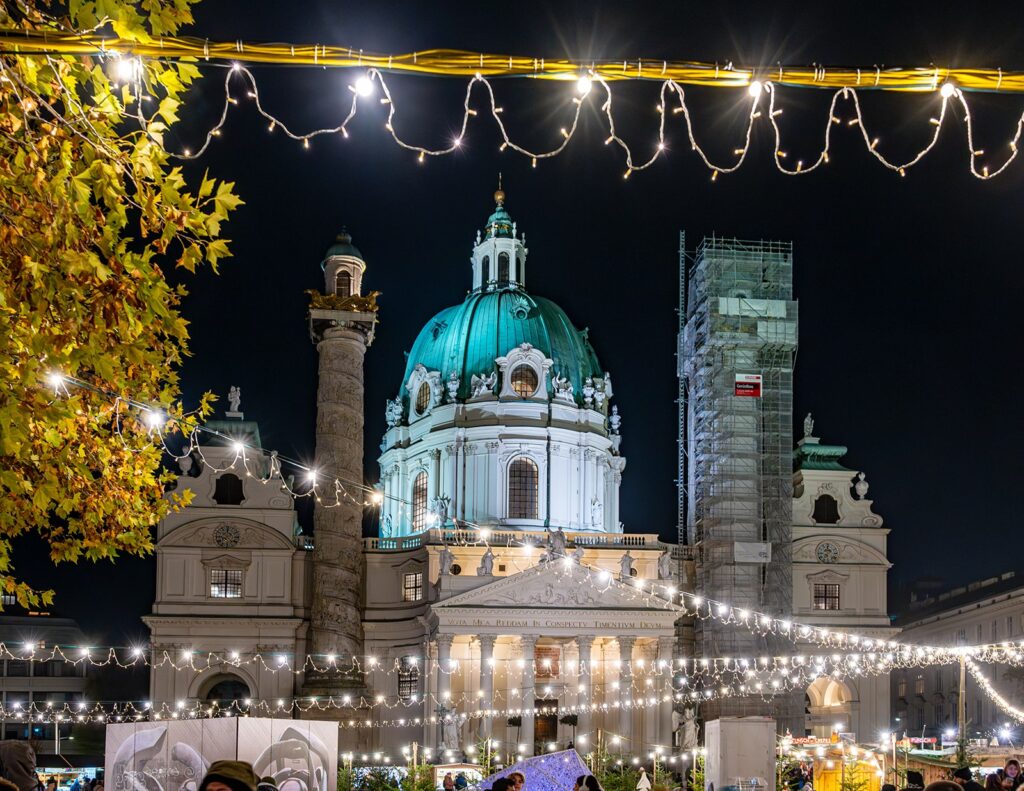 Art Advent Kunsthandwerker-Weihnachtsmarkt am Karlsplatz - Karlskirche im Lichterglanz - www.wien-erleben.com