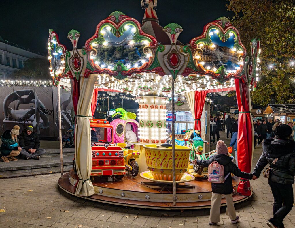 Art Advent Kunsthandwerker-Weihnachtsmarkt am Karlsplatz - antikes Kinderkarussell - www.wien-erleben.com