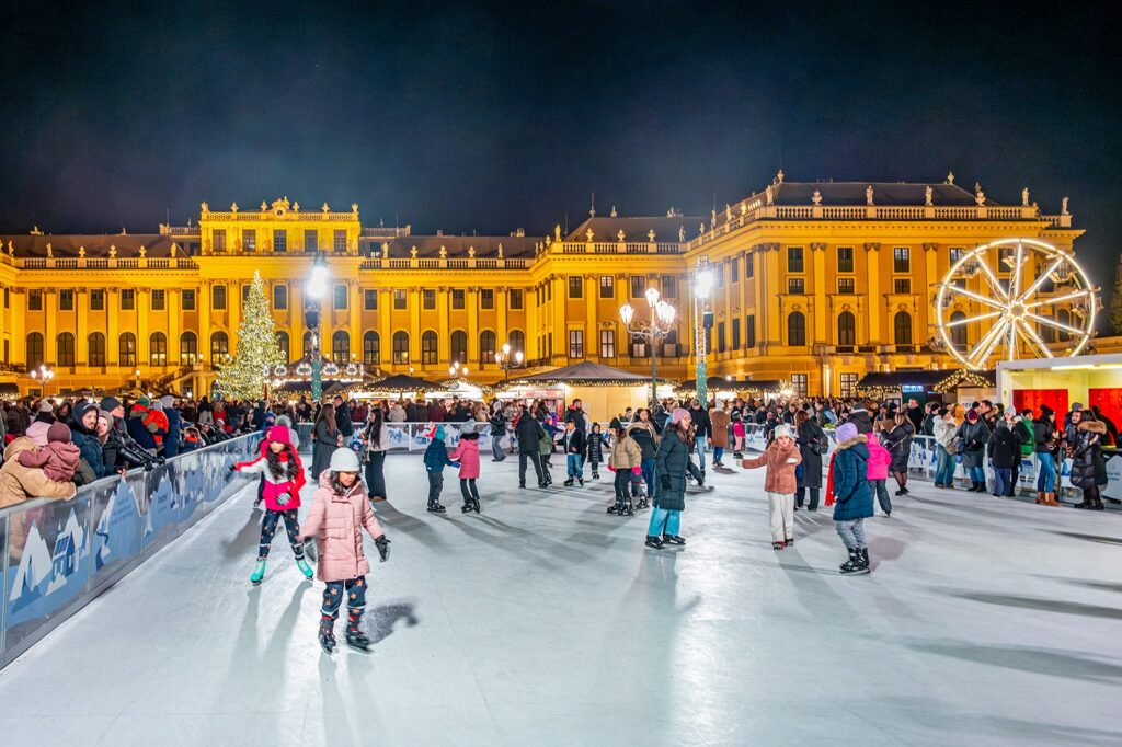 Weihnachtamark Schloss Schönbrunn - die Eislaufbahn mit Schloss und Riesenrad - www.wien-erleben.com