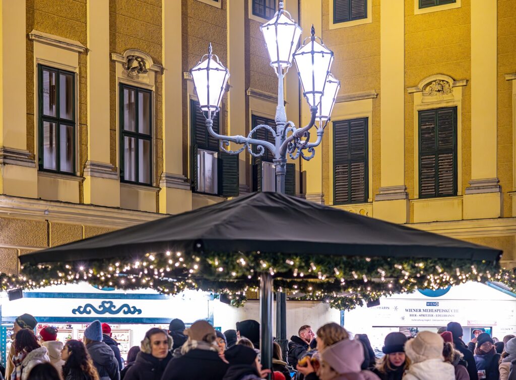 Weihnachtamark Schloss Schönbrunn - Punsch triken bei weihnachtlichem Lichterglanz - www.wien-erleben.com