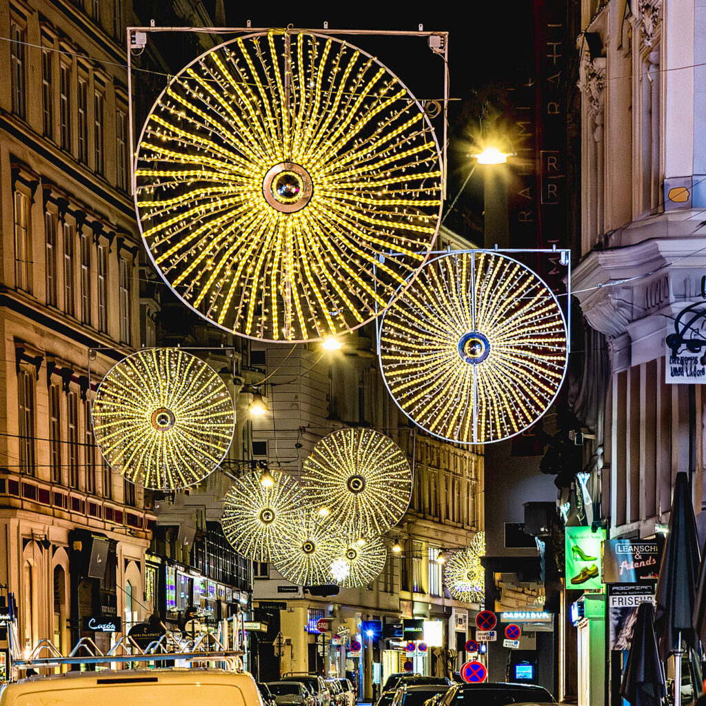Weihnachtsbeleuchtung in Wien - Lichträder in einer Seitengasse des Graben - www.wien-erleben