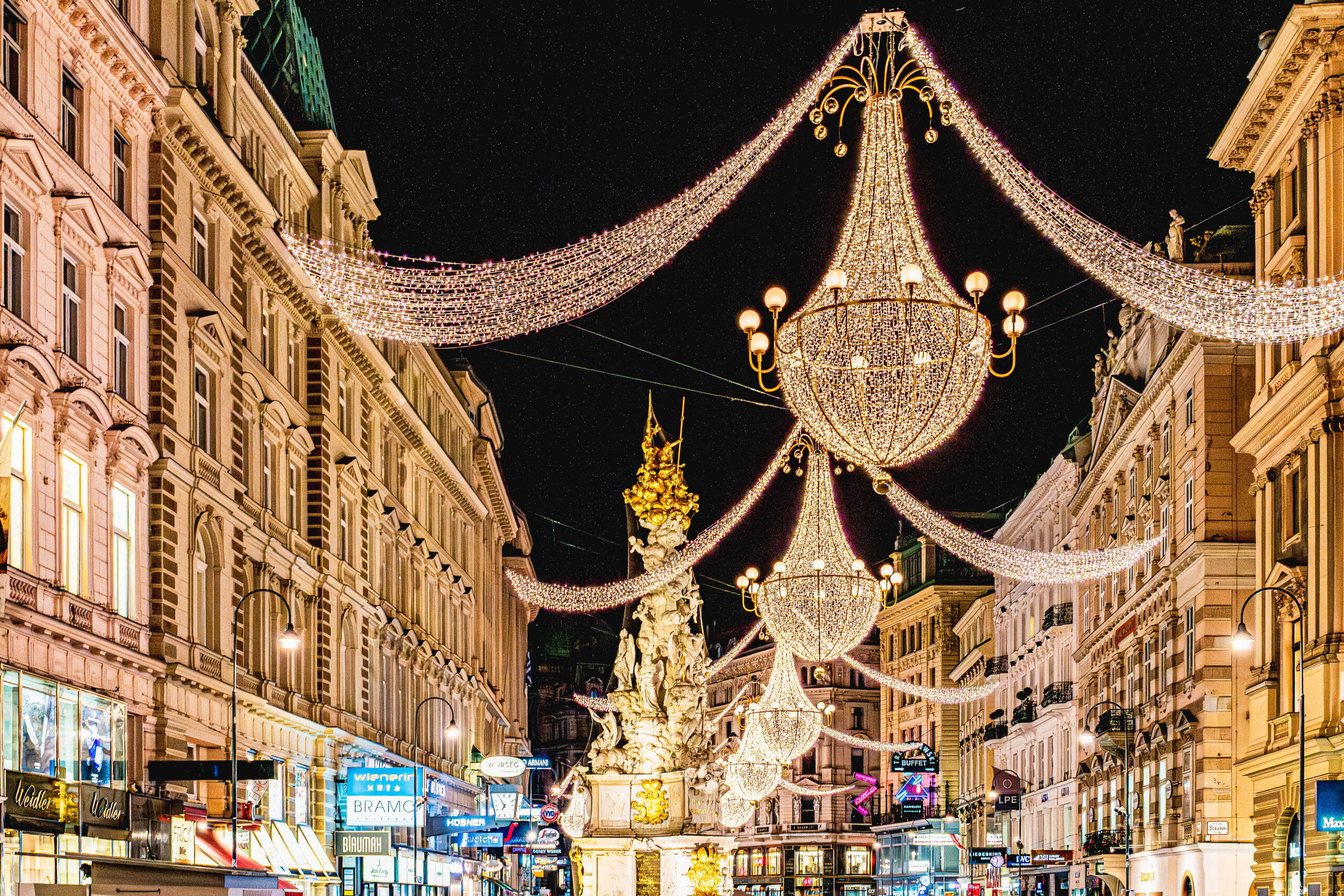 Weihnachtsbeleuchtung in Wien - Graben mit Luster und Pestsäule - www.wien-erleben