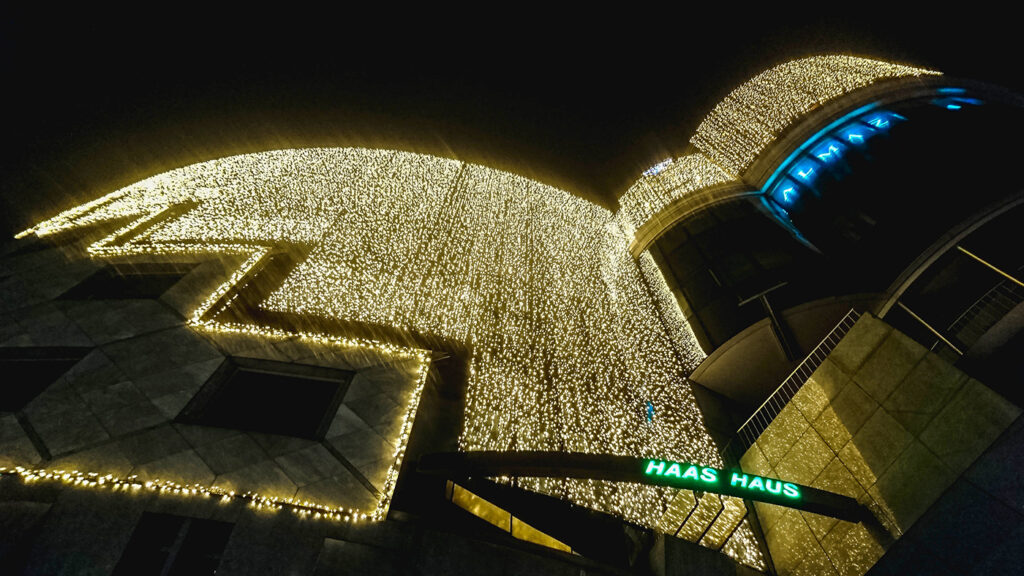 Weihnachtsbeleuchtung in Wien - beleuchtetes Haas Haus - www.wien-erleben