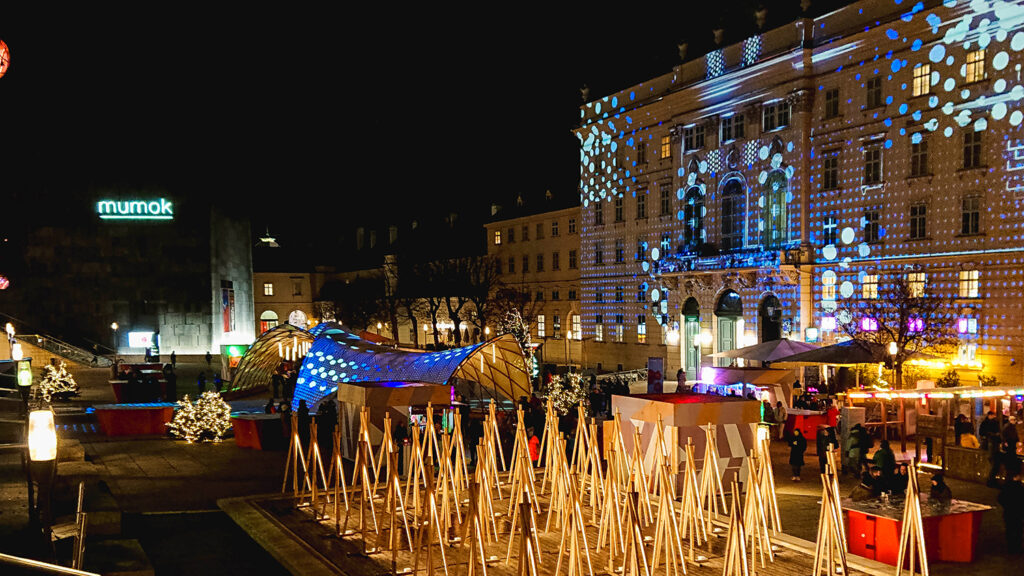 Weihnachtsbeleuchtung in Wien - beieuchtetes Museumsquartier mit Mumok - www.wien-erleben