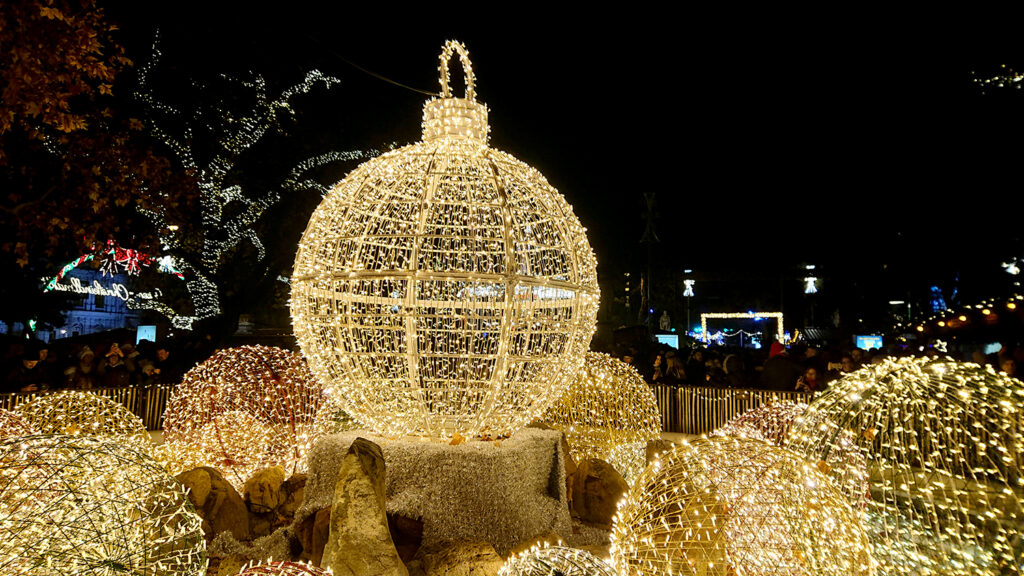 Weihnachtsbeleuchtung in Wien - goldene Kugeln am Rathausplatz - www.wien-erleben