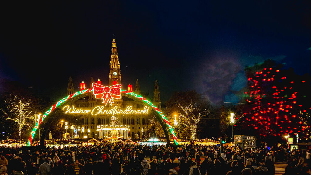 Weihnachtsbeleuchtung in Wien - leuchtender Eingnag zum Weihnachtsmarkt am Rathausplatz - www.wien-erleben