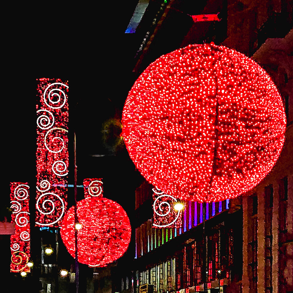 Weihnachtsbeleuchtung in Wien - rote Bälle in der Rothenturmstraße - www.wien-erleben