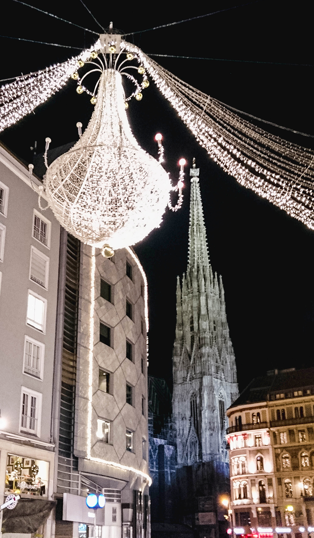 Weihnachtsbeleuchtung in Wien - Stephansdom mit Luster von der Graben-Beleuchtung - www.wien-erleben
