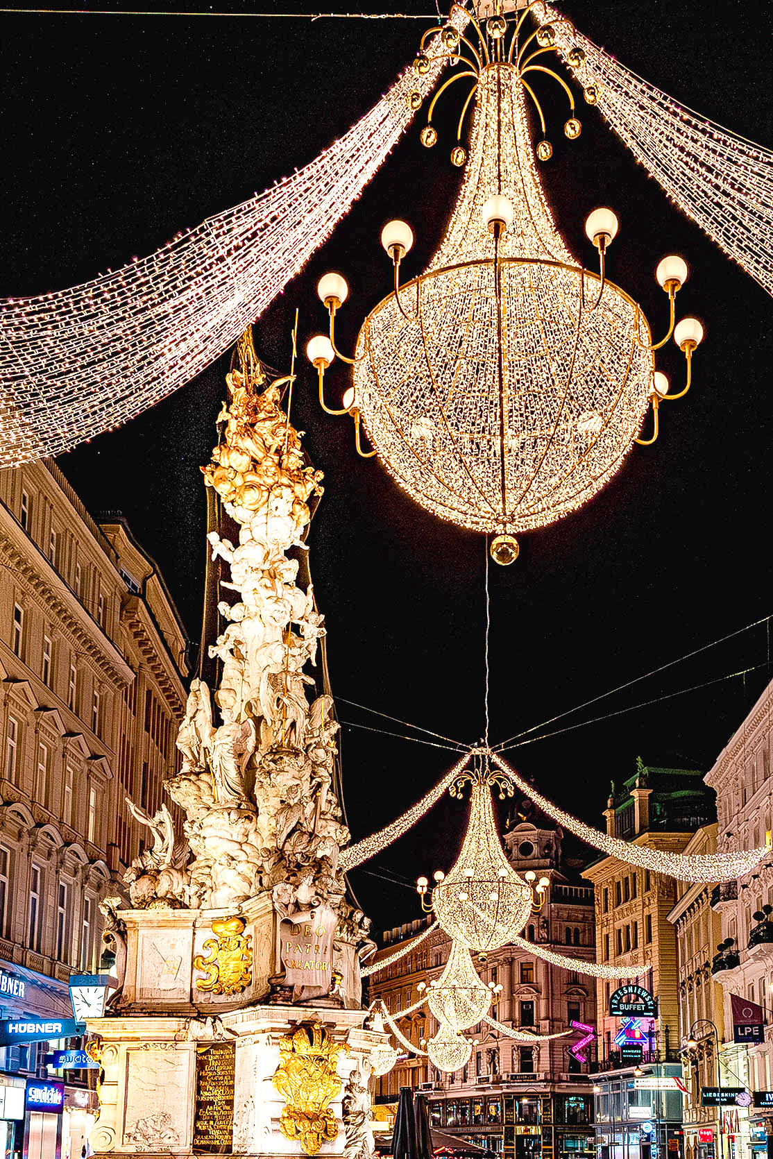 Weihnachtsbeleuchtung in Wien - Am Graen mit Pestsäule - www.wien-erleben