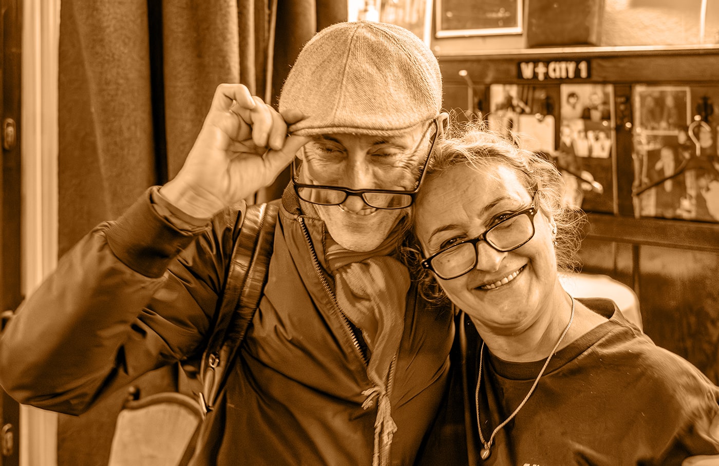 Das Gutruf - ein Kultlokal in Wien - Albert der Zauberer mit Anka, der Seele des Gutruf - wien-erleben.com