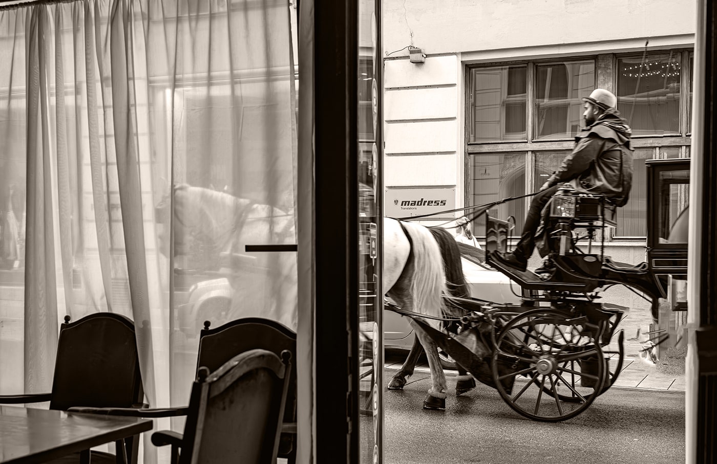 Das Gutruf - ein Kultlokal in Wien - ein Fiaker fährt vorbei - wien-erleben.com