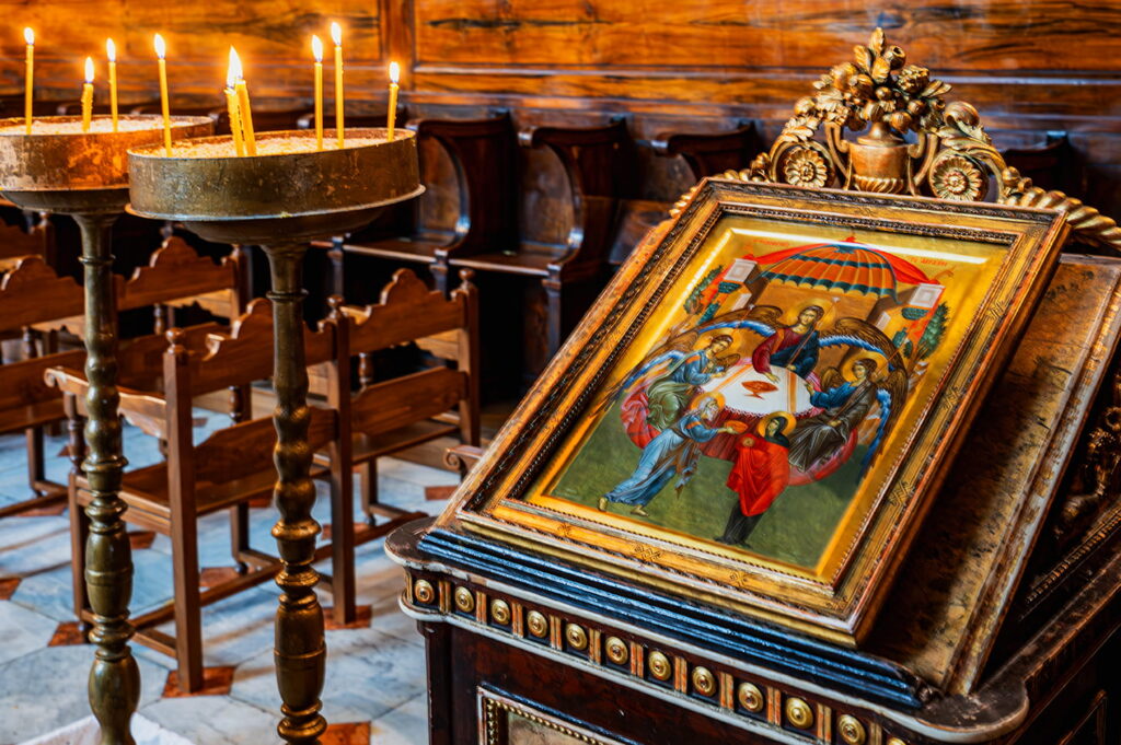 Griechenkirche Wien Vienna - Innenraum Buch und Kerzen - www.wien-erleben.com