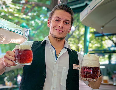 Bericht über das Schweizerhaus im Wiener Prater - Kellner mit gemischtem Bier - www.wien-erleben - Fotos by Peter Muck