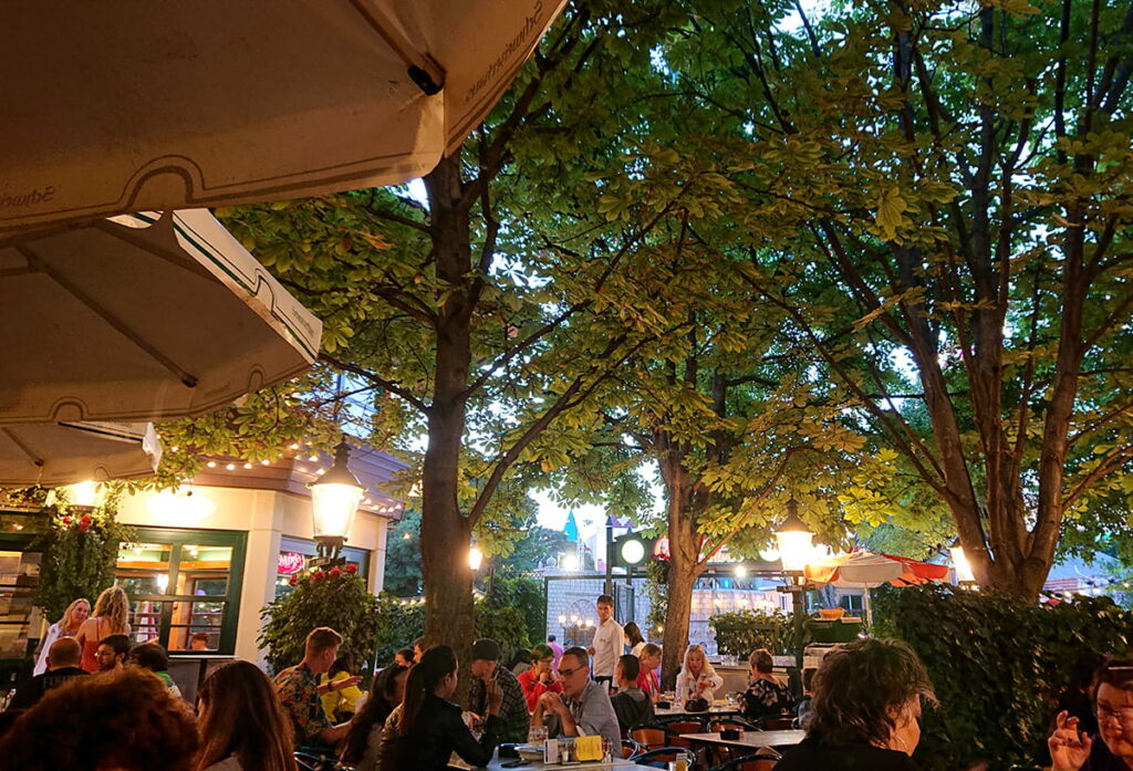 Das Schweizerhaus im Wiener Prater - der Biergarten ist immer gut gefüllt - www.wien-erleben - Fotos by Peter Muck