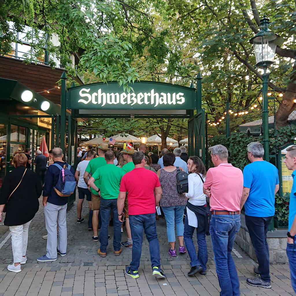 Das Schweizerhaus im Wiener Prater - wie immer Andrang am Eingang - www.wien-erleben - Fotos by Peter Muck