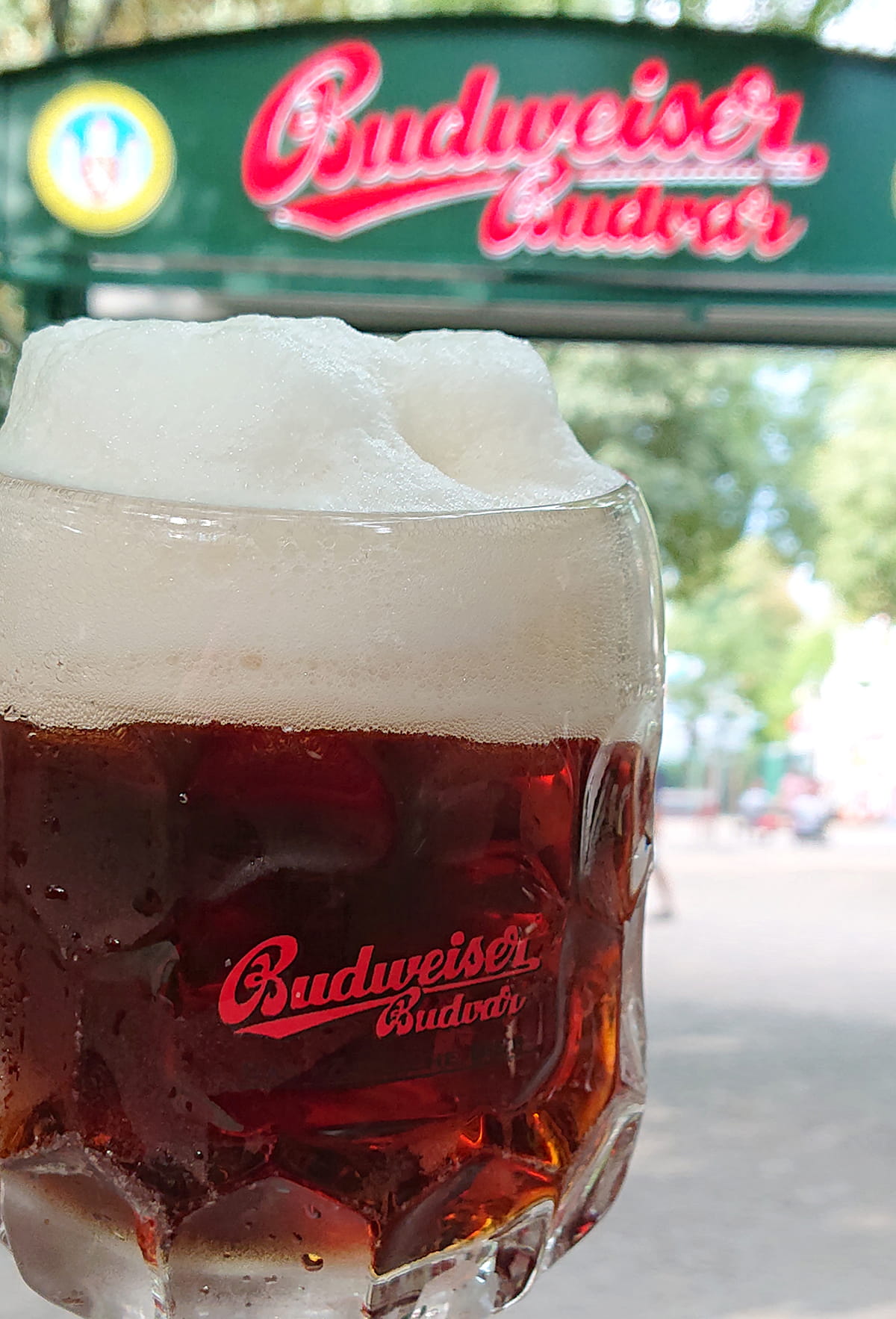 Das Schweizerhaus im Wiener Prater - das Gemischte vor dem Budweiser-Schild - www.wien-erleben - Fotos by Peter Muck