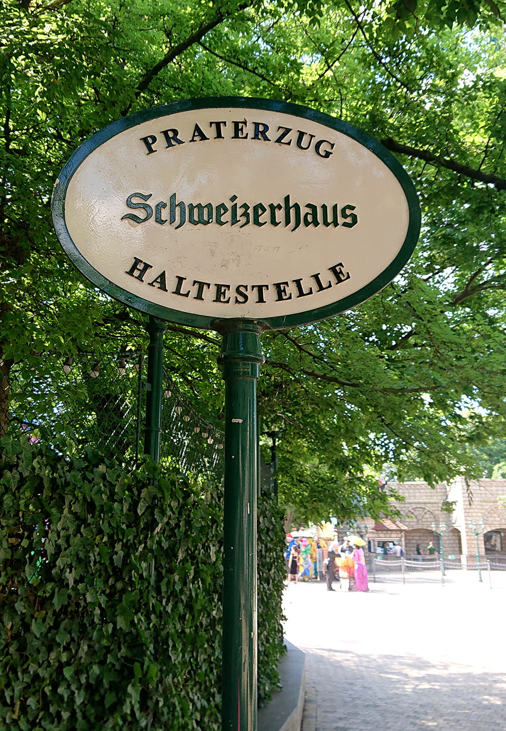 Das Schweizerhaus im Wiener Prater - eigene Haltestelle für den Praterzug - www.wien-erleben - Fotos by Peter Muck