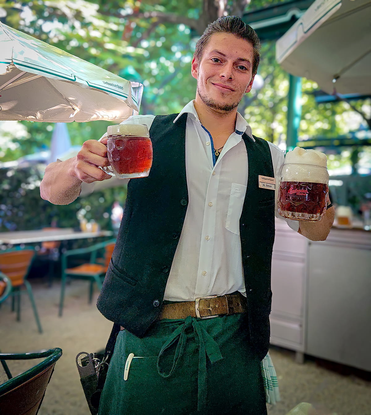 Das Schweizerhaus im Wiener Prater - Kellner mit gemischtem Bier - www.wien-erleben - Fotos by Peter Muck