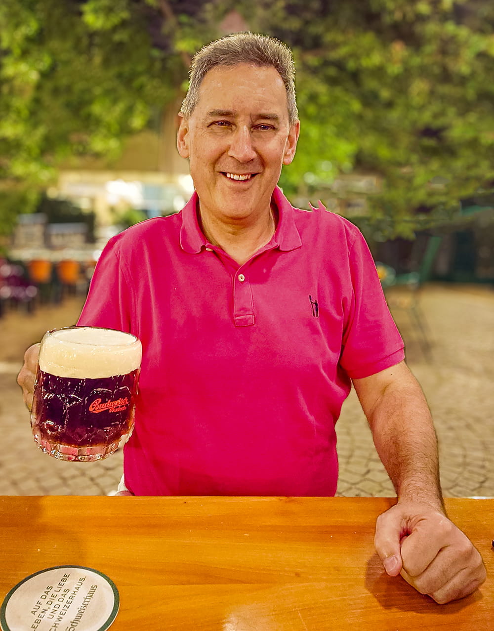 Das Schweizerhaus im Wiener Prater - auch dem Autor schmeckt das gemischte Bier - www.wien-erleben - Fotos by Peter Muck
