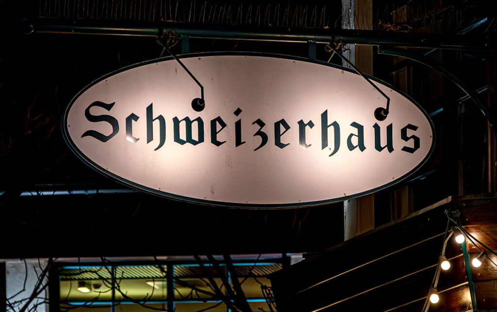 Das Schweizerhaus im Wiener Prater - Nachts gut beleuchtet, das Schweizerhaus-Schild - www.wien-erleben - Fotos by Peter Muck