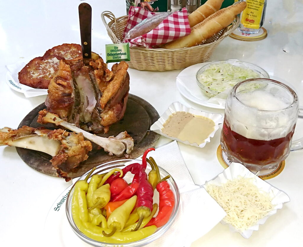 Das Schweizerhaus im Wiener Prater - perfekt: Die Stelze und das Budweiser Gemischte sowie Kren und Peperoni - www.wien-erleben - Fotos by Peter Muck
