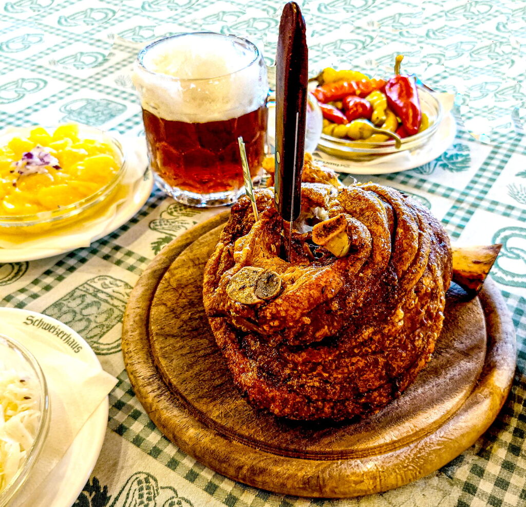 Das Schweizerhaus im Wiener Prater - perfekt: Die original Schweizerhausstelze mit Bier und Beilagen - www.wien-erleben - Fotos by Peter Muck